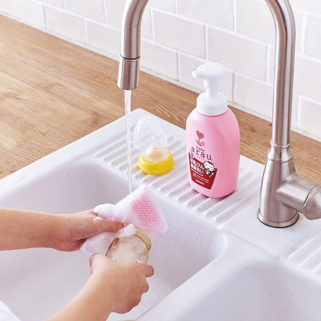 Nước rửa bình Arau baby Nhật Bản bình 500ml sử dụng được cho tất cả các sản phẩm của bé như bình, núm vú giả, bát dĩa ăn