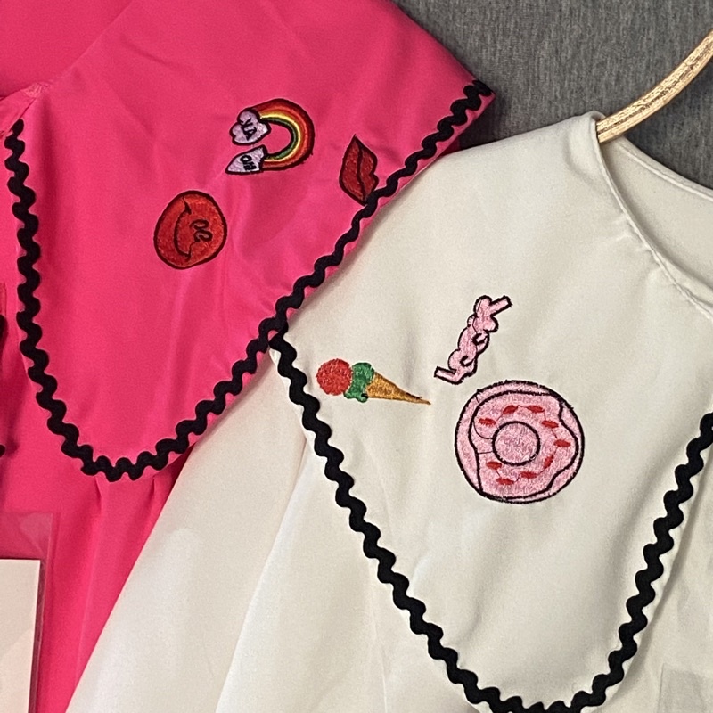 Áo sơ mi cổ viền bèo thêu hình Áo sơ mi trắng hồng dáng babydoll chất thô lụa | BigBuy360 - bigbuy360.vn