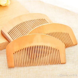 Lược dùng để chải tóc được làm bằng gỗ