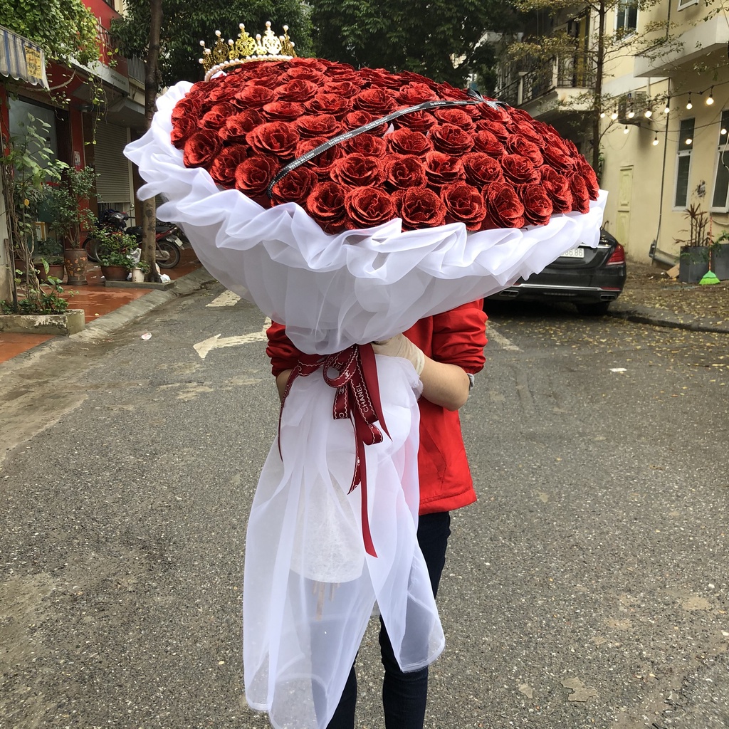 (Giao hỏa tốc ) bó hoa nhũ trái tim 99 bông cao cấp kèm vương miệng sang chảnh , dành tặng 8-3