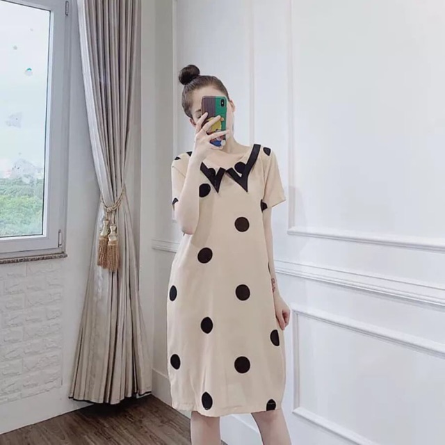 Váy chấm bi phối cổ