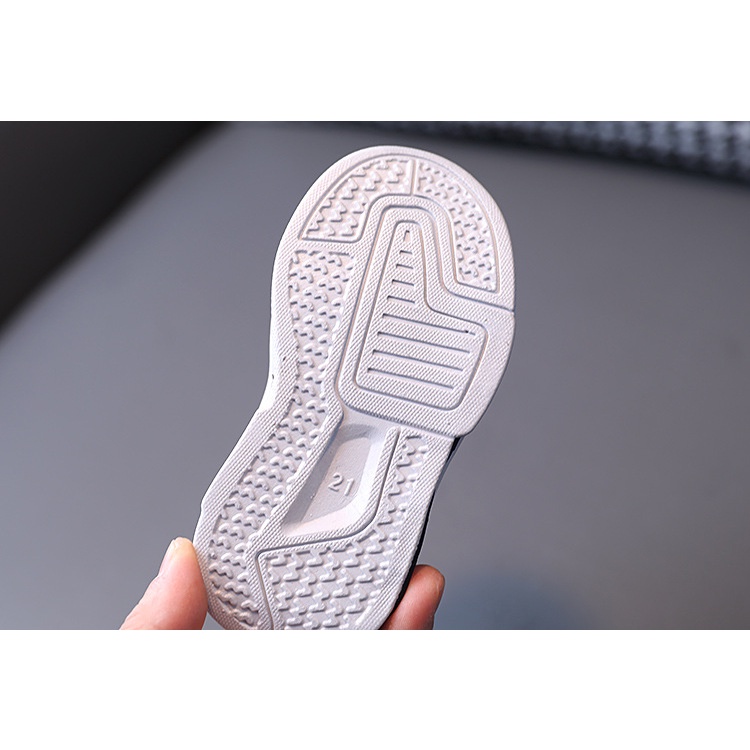 Giày trẻ em màu trắng mũi sò khóa dán lên chân xinh cực hàng quảng châu cho bé từ 2 tuổi.