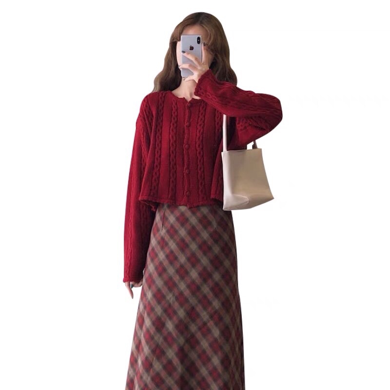 Áo len đỏ mix chân váy caro phong cách vintage