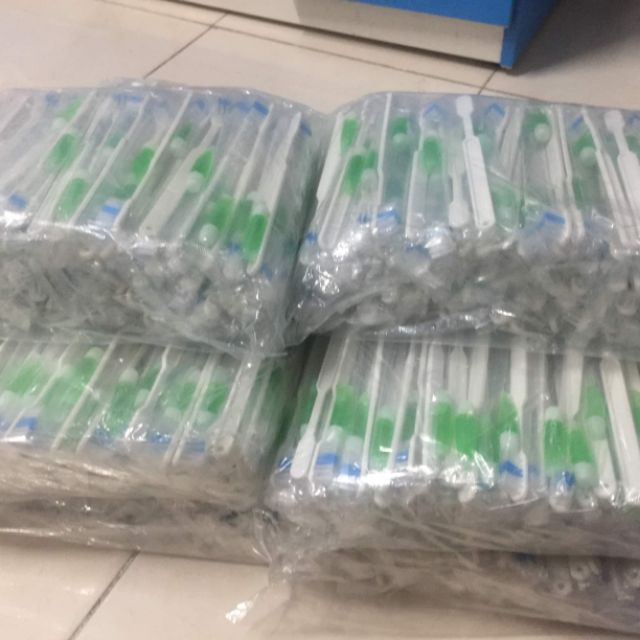 combo 100 cây bàn chải đánh răng, dùng để làm sạch dụng cụ trong spa giá 120000 đồng, sản phẩm được ưa chuộng trong spa.