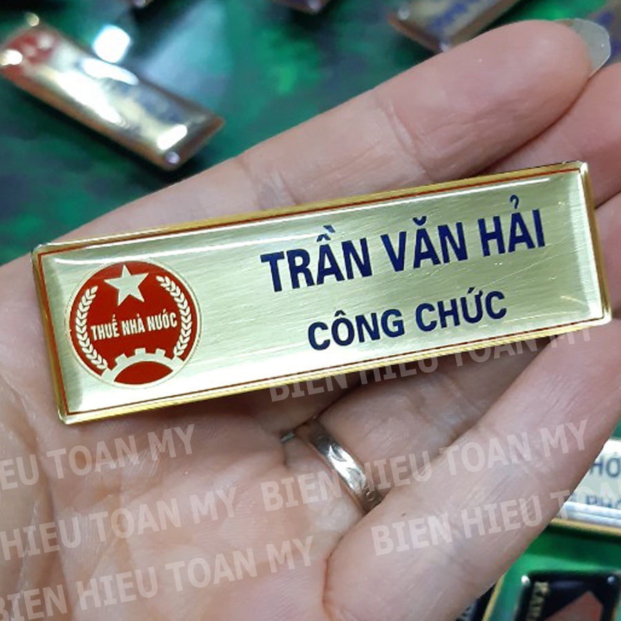 Thẻ tên nhân viên màu đồng, nền sơn theo yêu cầu- biển tên nhân viên đẹp, sang trọng- bảng tên theo yêu cầu