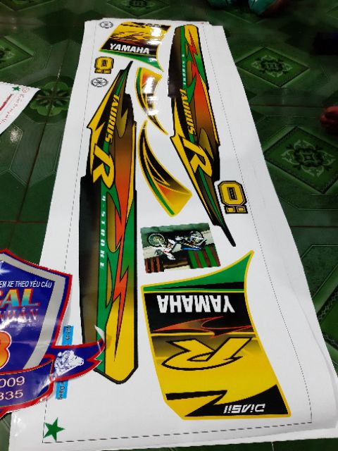 Tem rời taurus dán xe đuôi sau đen trước vàng