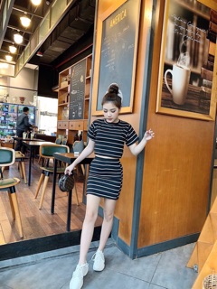 Set áo thun croptop chân váy kẻ