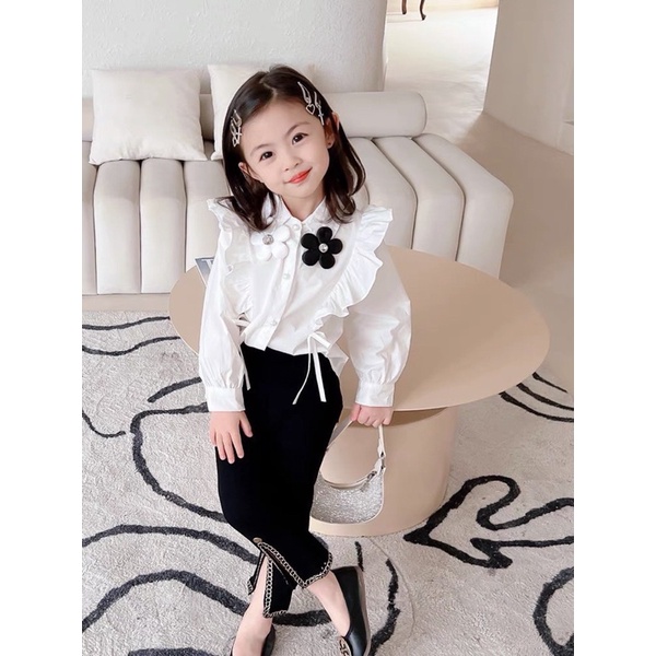 bộ áo sơ mi trắng đính hoa cổ quần đen ống xẻ cho bé