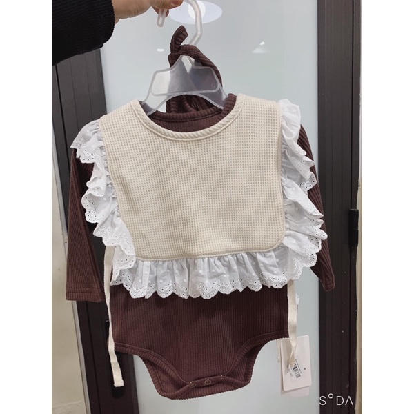 Yếm cổ vuông bằng vải cotton waffle cho bé