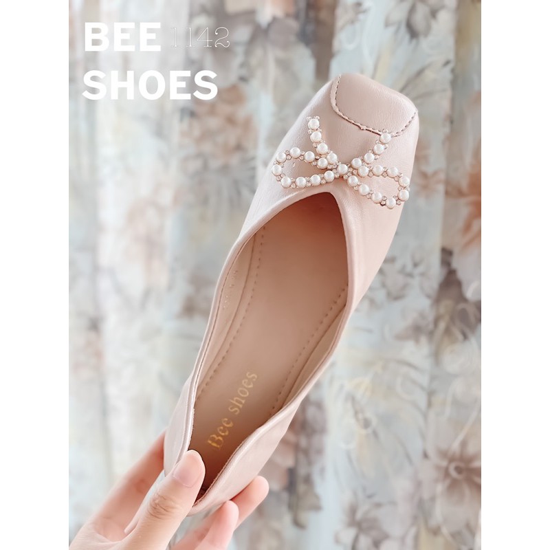 BEESHOES - GIÀY BÚP BÊ NỮ MŨI VUÔNG NƠ NGỌC - GIÀY BÚP BÊ NỮ MŨI VUÔNG ĐẾ BỆT SẴN MÀU ĐEN - KEM - HỒNG ĐẤT 201142