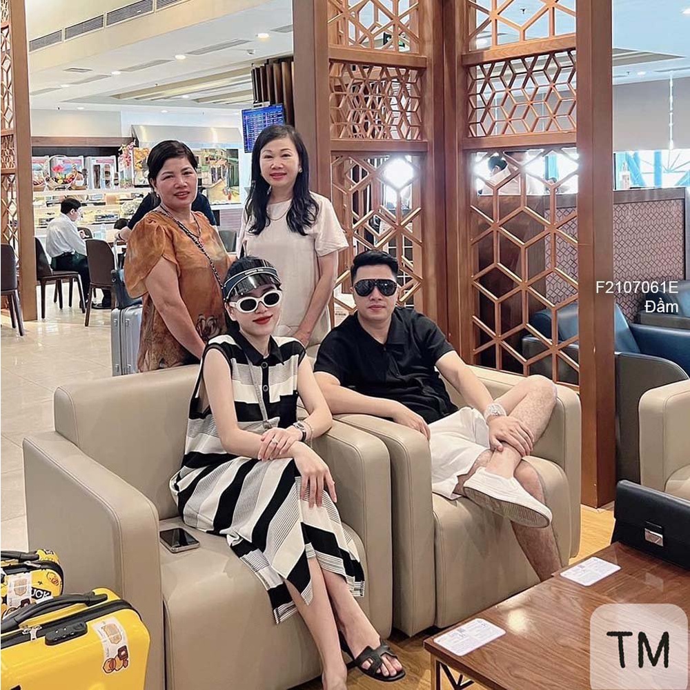 Đầm dáng suông kẻ sọc xẻ lai đắp một túi ngực sát nách!
