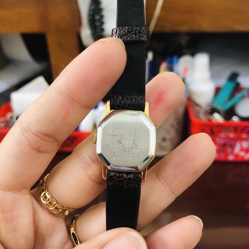 Đồng hồ nữ si nhật dáng tank hiệu Seiko