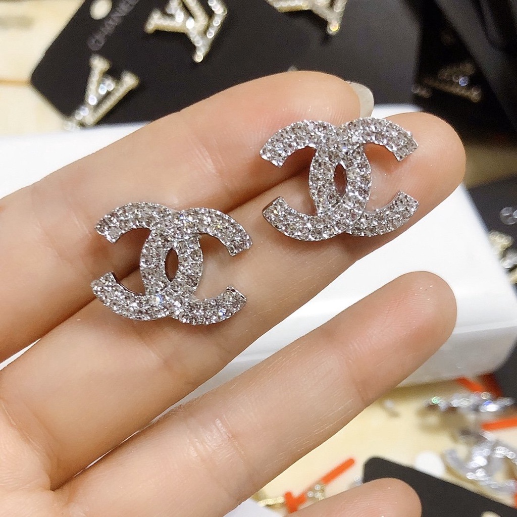Khuyên Tai Dạng Tròn Bằng Thép Titan In Logo Thời Trang Dành Cho Nữ