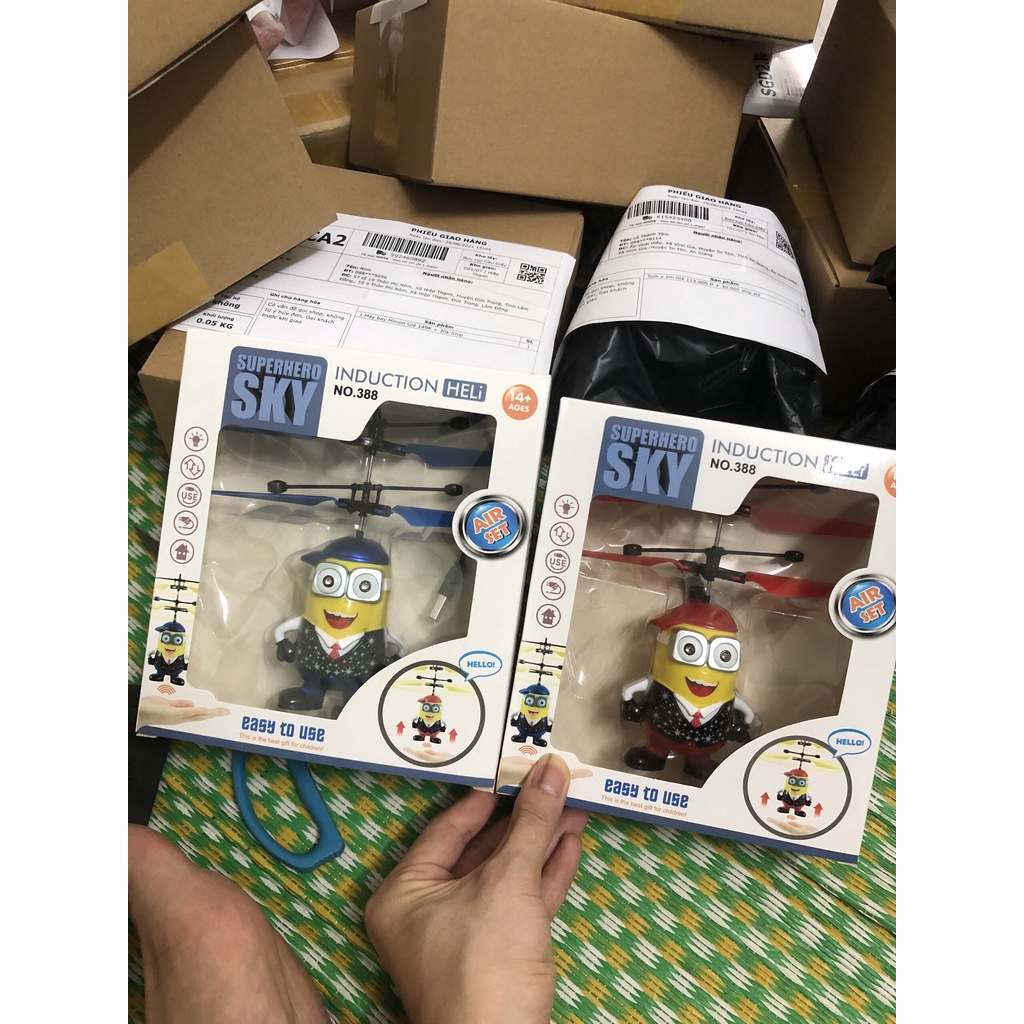 Đồ Chơi Máy Bay Trực thăng Cảm Ứng bằng tay minion cho bé