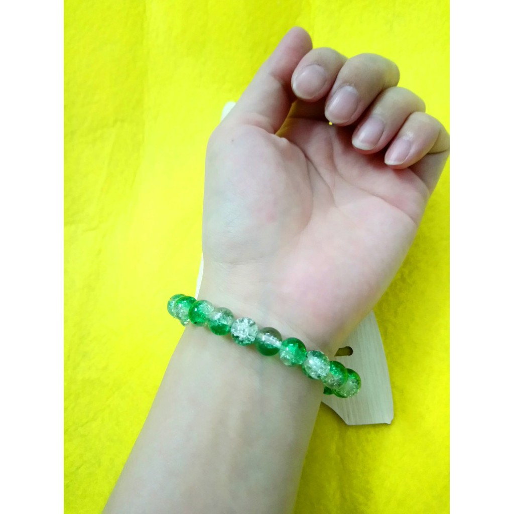 chuỗi vòng đeo tay phong thủy hạt đá tuyết. mẫu màu y hình vì hình shop tự chụp nha các bạn. hàng luôn có sẵn. chuỗi đeo