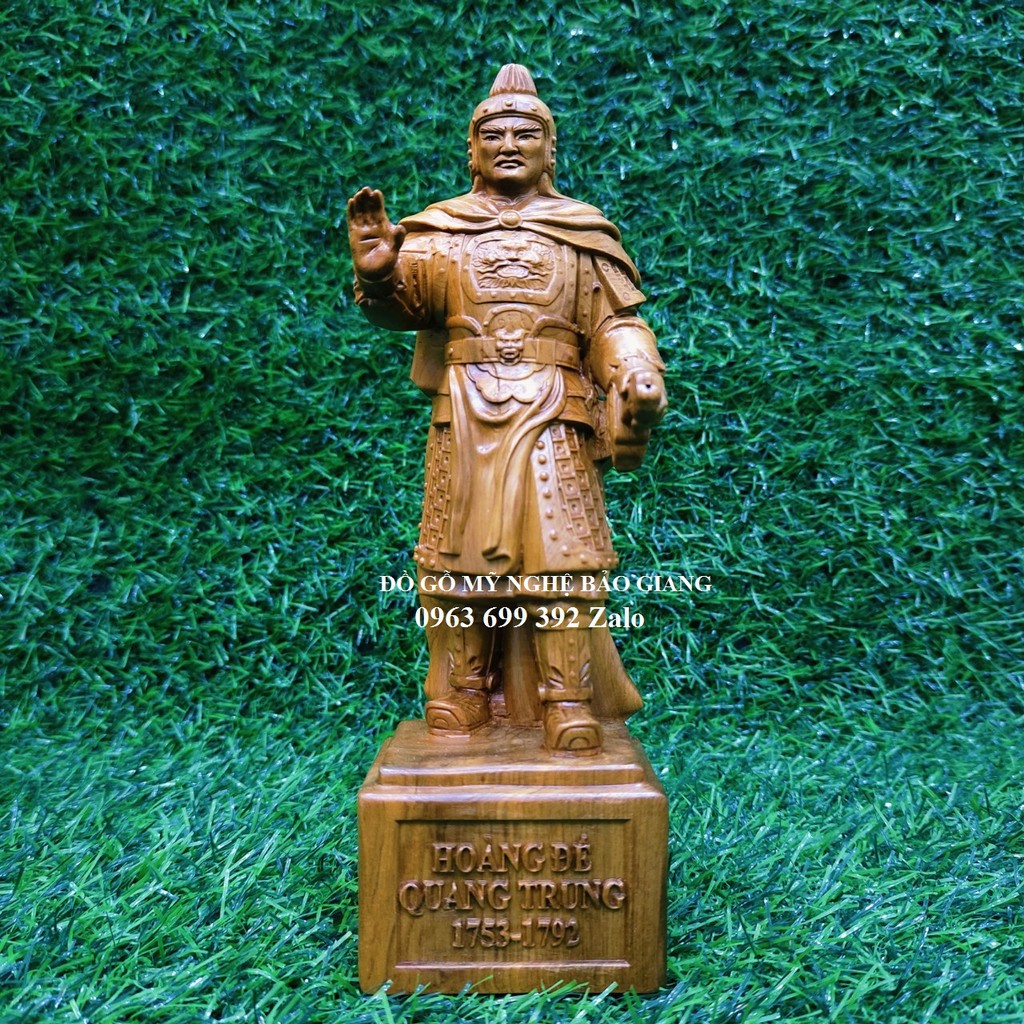 Tượng hoàng đế Quang Trung Nguyễn Huệ bằng gỗ thơm