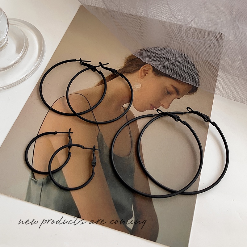 Khuyên Tai Tròn Lớn Màu Đen Đơn Giản Cá Tính Phong Cách Hàn Quốc