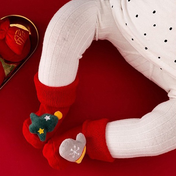 Đôi vớ cotton mềm mại thoáng khí chống trượt họa tiết giáng sinh dễ thương cho bé