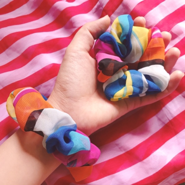 Scrunchies vải sọc cầu vồng