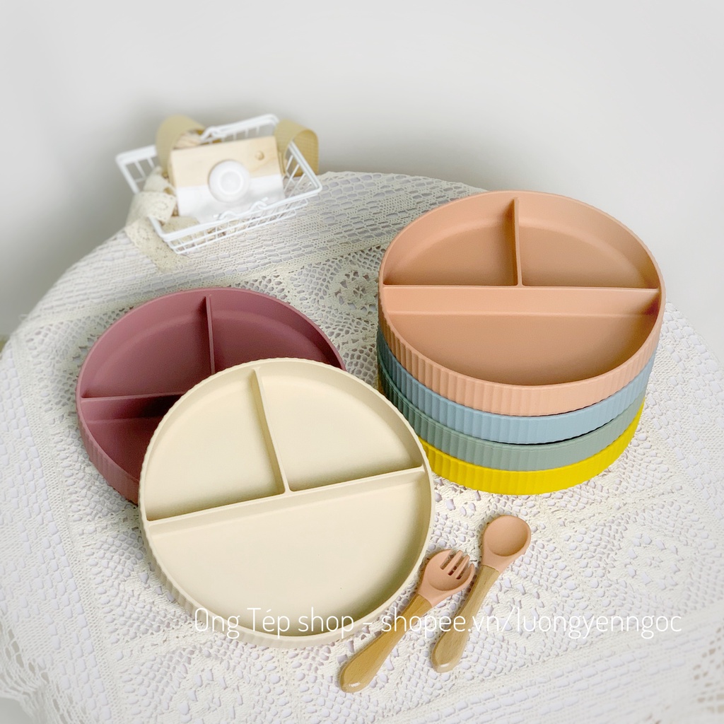 Set ăn dặm silicon 4 chi tiết: khay tròn 3 ngăn sọc, bát ăn dặm silicon kèm thìa, cốc tập hút silicon