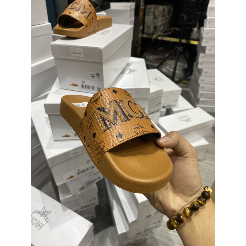 Dép lê quai ngang MCM logo thêu da