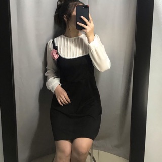 Đầm đen ngực cài hoa tay dài