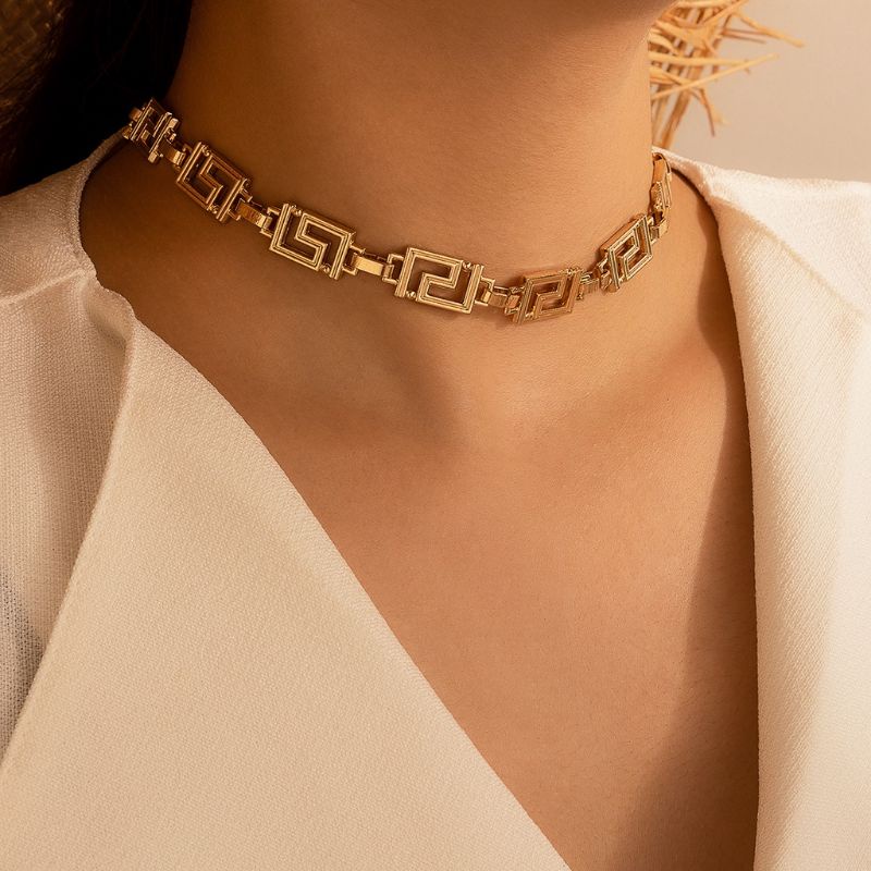 VÒNG CỔ VERSACE TRƠN KIỂU ĐƠN GIẢN