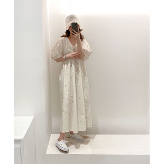 Đầm thêu hoa cúc nhỏ màu kem cổ chữ V