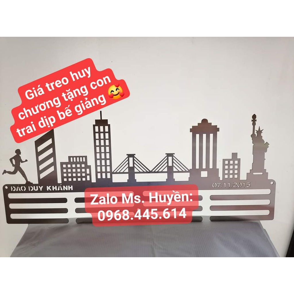 KT: 600x200mm Giá treo huy chương gắn tường bằng inox, thiết kế CHỮ theo yêu cầu
