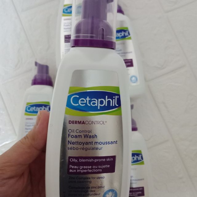 Sửa rửa mặt dành cho da dầu mụn cetaphil