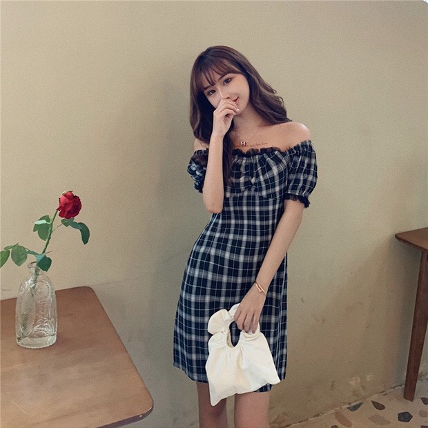 Đầm Kẻ Caro Trễ Vai Đen Dáng Chữ A Tay Bồng Viền Bèo Ngực - Váy Caro Kẻ Đen Cổ Vuông Ulzzang