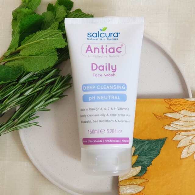 Sữa rửa mặt antiac dành cho da nhạy cảm