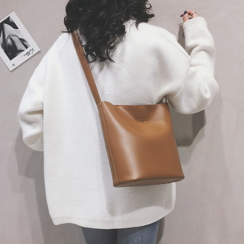 Large-capacity textured bucket bag female 2020 new ins net red one-shoulder big bag shopping Korean messenger bag trend