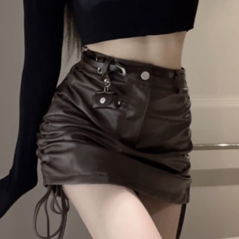 Chân váy da mỏng eo cao khoe dáng hông chân dài quyến rũ