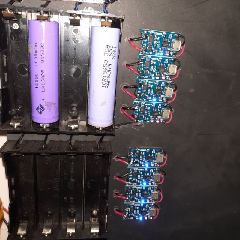 đế gắn giữ cell 4pin 18650 sạc độc lập