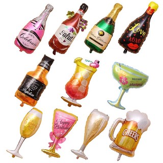 Bóng hình chai rượu, ly sampanh và cốc bia tươi