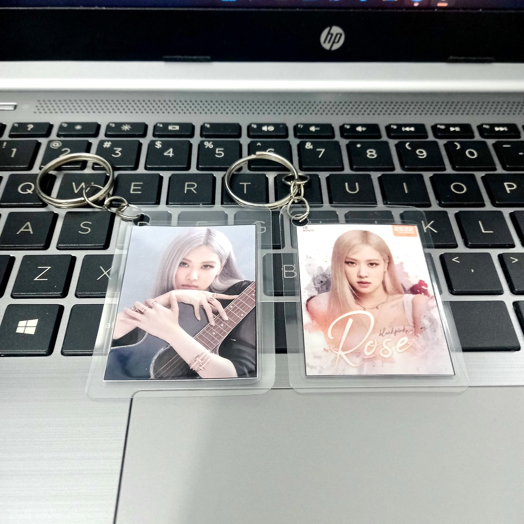 Móc khóa ép cứng plastic 2 mặt Blackpink Rose mẫu mới