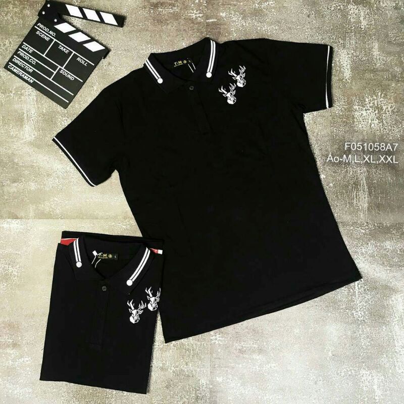 Áo thun đen cổ trụ phối viền trắng ngực in hình tay ngắnKSize: M,L,XL,XXL