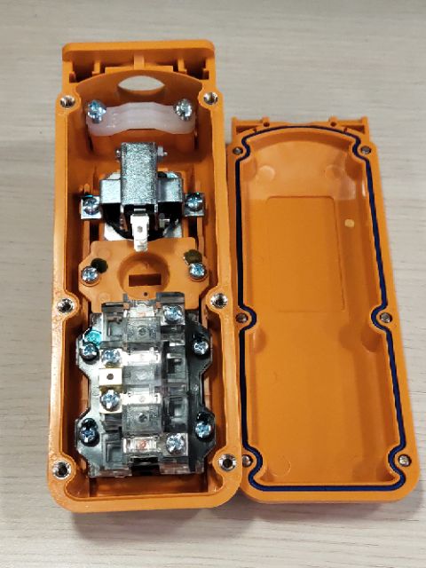 Công tắc điều khiển cần trục 2 nút có dừng khẩn HY-1022SB Hanyoung