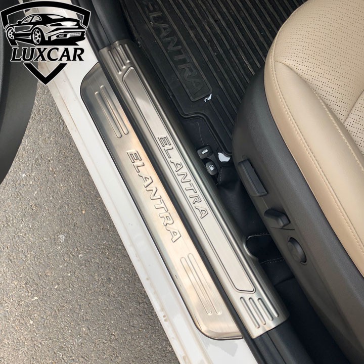 Ốp bậc cửa xe HYUNDAI ELANTRA - Chất liệu INOX, TITAN cao cấp LUXCAR