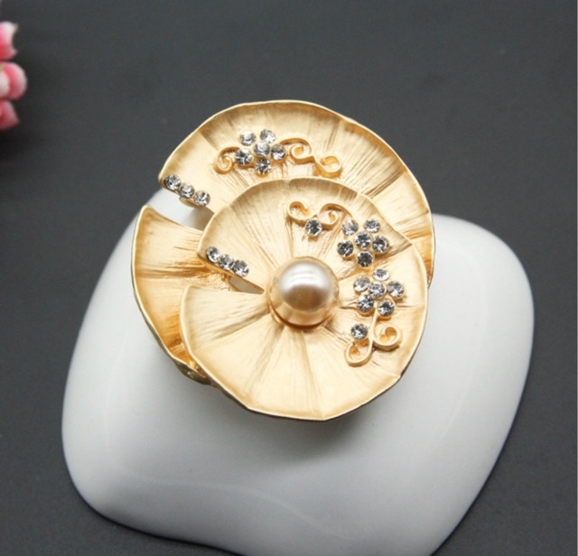 Cài áo vest nữ thời trang nữ tính