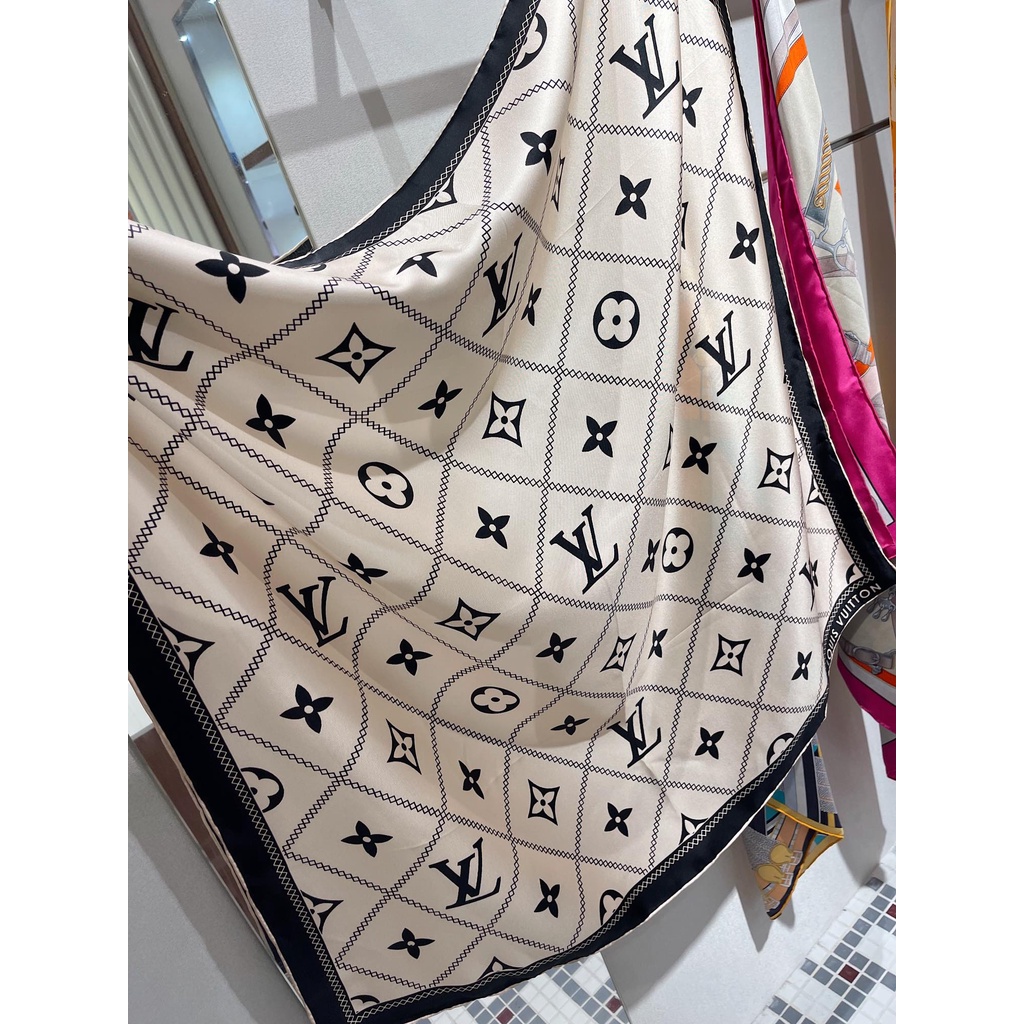 Khăn Choàng Cổ Lụa Hình Vuông Màu Đen Thời Trang Cho Nữ