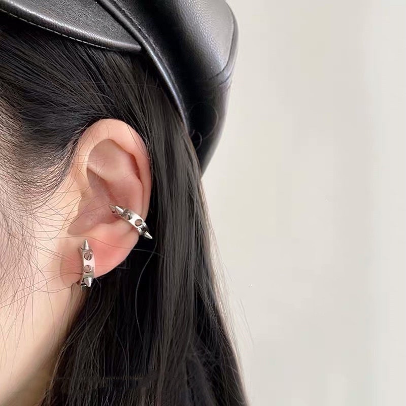 Khuyên tai hình đinh tán kẹp vành tai phong cách punk đường phố cá tính chất liệu thép titan độc đáo sáng tạo