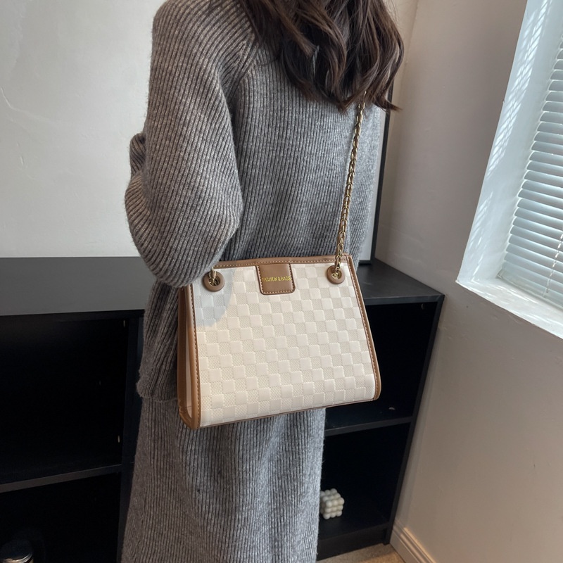 Túi Xách Đính Đá Phối Dây Xích Thời Trang