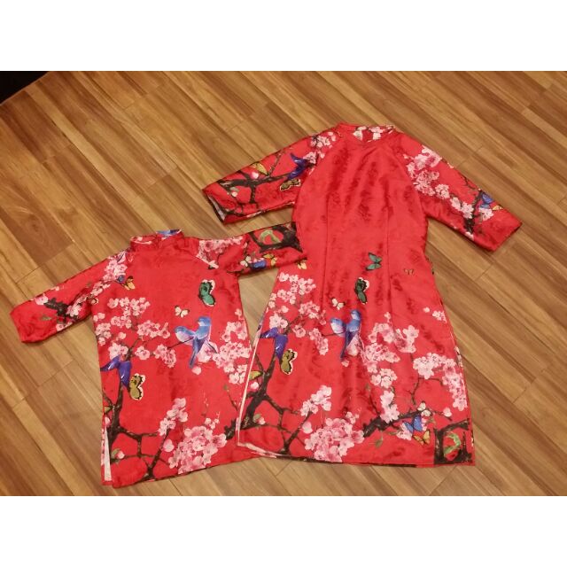 Cặp áo dài cách tân cho mẹ và bé gái với màu sắc và họa tiết mùa xuân vô cùng rực rỡ cho mùa tết. Áo có đủ size đó nhé..