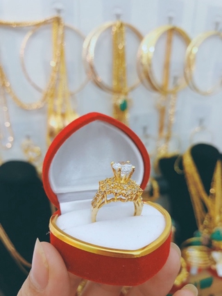 Nhẫn hột đá