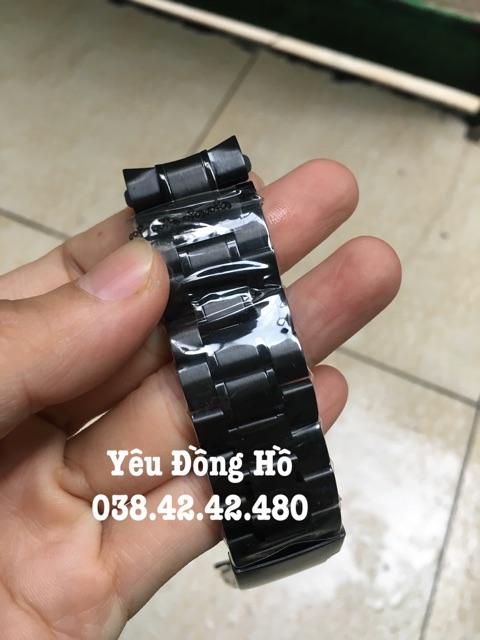 Dây đồng hồ inox đúc màu đen.