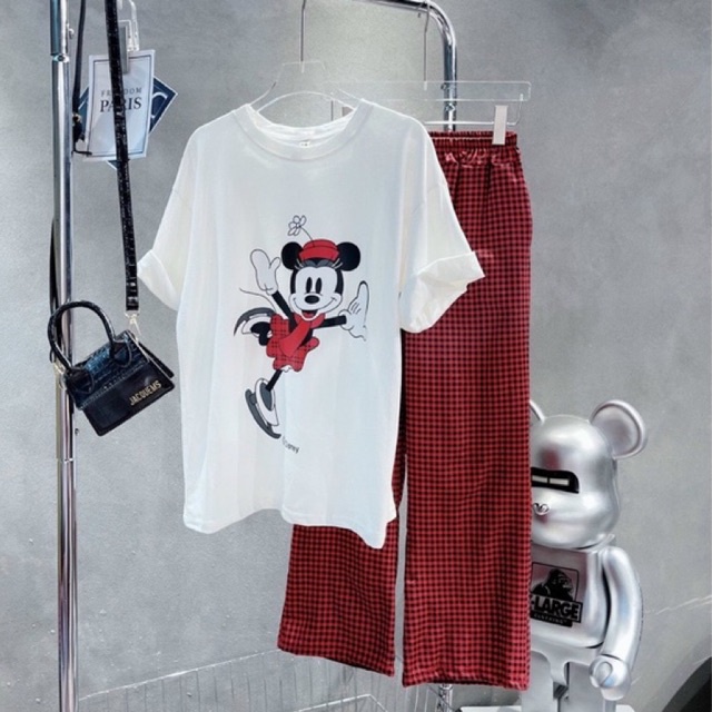 Set Bộ Áo Phông Trắng Mickey Và Quần Dài Kẻ Caro Màu Đỏ