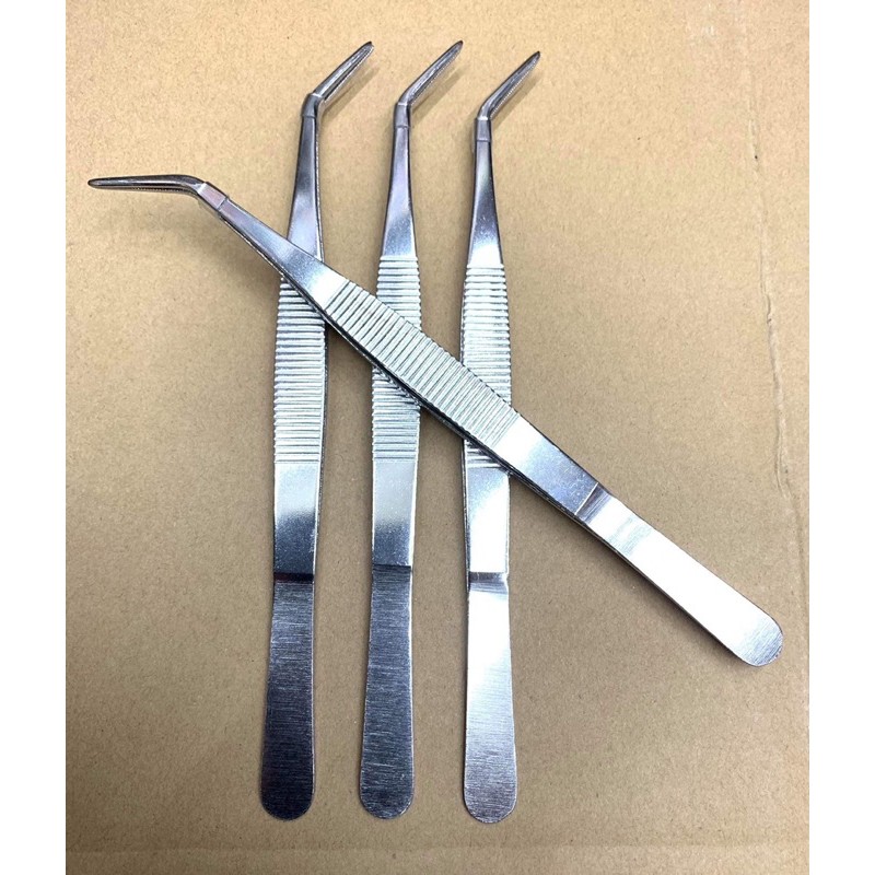 1 nhíp dài 20cm bằng thép không gỉ.