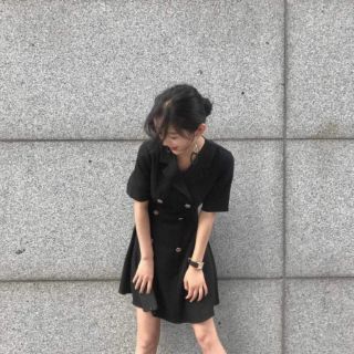 Váy cổ vest đen